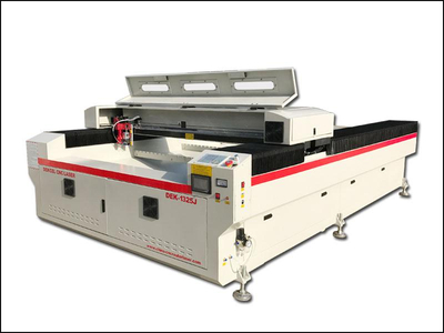 China hot sale co2 laser cutting machine used for advertising industry